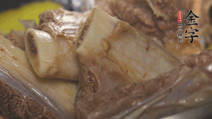 鍋中加熱適量油，加入姜和牛仔骨炒至外表呈金棕色。