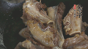 加入白蘿卜、料酒、水、火腿煮40分鐘。