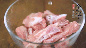 切成小段的排骨洗凈后，加姜片焯水3分鐘。