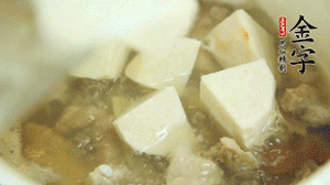 加入適量清水、黃酒燉開后，小火煮1小時即可。