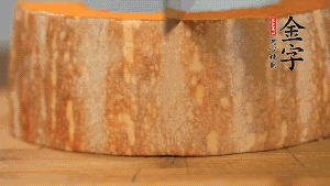 南瓜去皮洗凈后，切成規(guī)則的長(zhǎng)方形。