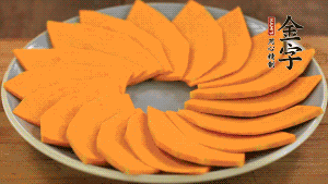 秋葵、南瓜交叉擺在盤中，然后香腸片置于上面，擺成花環(huán)狀。