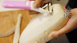 蘿卜去皮，切成絲。（如果用擦菜板，不能選擦成太碎的）