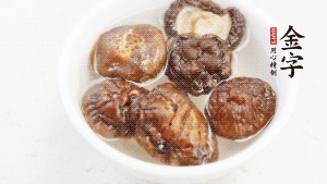 鍋加熱至7成，放蘿卜絲煸炒，加3粒冰糖翻炒至透明，盛出備用。