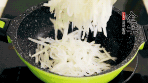 鍋加油至5成熱，放香腸粒、臘肉粒翻炒，等脂肪變透明后，加香菇、瑤柱、蝦米，放適量冰糖、胡椒粉、鹽炒至香味溢出。