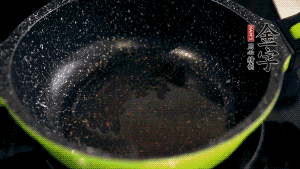 盆中放入炒好的蘿卜絲、香腸等食材，加粘米粉、澄粉，一邊倒香菇水，一遍攪拌成稀糊狀。（加入少量的澄粉可以讓蘿卜糕質(zhì)地柔軟又充滿彈性，而且還可以增加成品的透明感。 ）