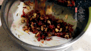 在蒸盤中鋪上油紙，鋪好食材后壓一壓，蒸箱中蒸30分鐘即可。（蒸好的蘿卜糕切成厚片，用少量油煎一下，撒點蔥花口味更好。）