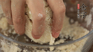 揉勻成光滑的面團(tuán)后，醒發(fā)半小時。