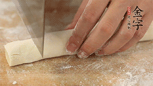 均勻切段后搓成長條狀，繞到香腸上，以紅豆點綴眼睛。