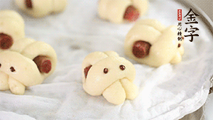 上鍋大火蒸20分鐘后，關(guān)火燜5分鐘就可以了。