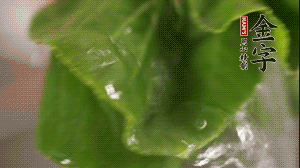 小青菜從根部掰開，分別洗凈。