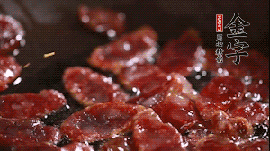 鍋中油7成熱時，香腸片翻炒均勻，然后依順序加胡蘿卜絲、小青菜、面條。