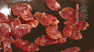 鍋中油7成熱時，，先放香腸煸香，再放荷蘭豆、小玉米均勻翻炒。（可淋點料酒或清水讓香腸口感軟一些）