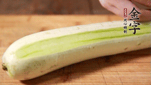 絲瓜去皮，切成1cm厚的小圈。