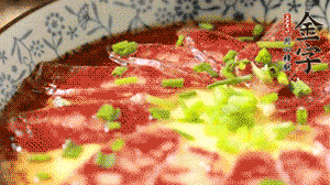 出鍋前淋上少許生抽、香油調(diào)味，撒上蔥花就可以了。