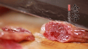 金字香腸蒸或煮至7成熟，切成片備用。