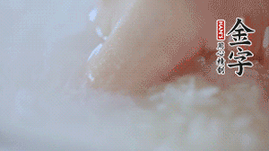 砂鍋內(nèi)壁涂抹一層食用油，將洗凈后的大米放入，米與水比例為1：1.5。