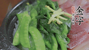 燜好的米飯開蓋，放入菜心、荷蘭豆，澆上調(diào)味汁拌勻。