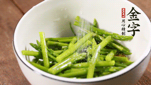 將調(diào)料放入準(zhǔn)備好的食材中，攪拌均勻。