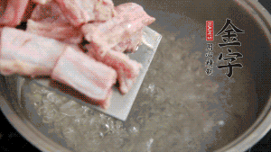 剁成塊狀的排骨洗凈，放入沸騰的鍋中，加姜片汆燙，2分鐘后撈出備用。