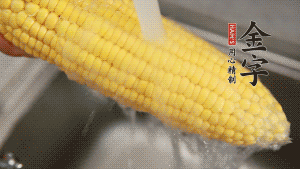 蓮藕切塊、玉米切段、荸薺削皮。