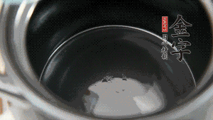 依次把排骨、玉米、蓮藕、荸薺放入砂鍋中。（根據(jù)食材的難易熟度放置，難熟的放下面，其他湯品也是一樣。）