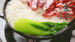 5分鐘后，在鍋邊用勺子淋一圈少少的油。打雞蛋，放青菜，把調(diào)好的醬汁倒入。（在米飯周圍用小勺沿著鍋邊淋上一圈油，是為了吃到地道的鍋巴。這個(gè)過程可以稍微轉(zhuǎn)動(dòng)下鍋，使四壁受熱均勻。）