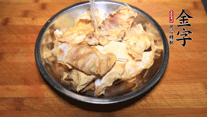 筍干冷水泡發(fā)至軟，切成小段，生姜切成片備用。