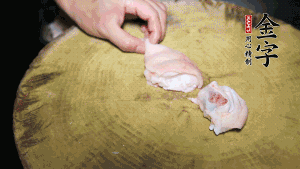 新鮮豬蹄切成塊狀，冷水入鍋，加姜片、黃酒汆燙3分鐘，出鍋后洗凈。（要先將豬蹄的蹄甲和毛處理干凈，如果有毛扎扎的感覺，非常影響口感。大火燒開后，撇去血沫，要多撇幾遍至干凈，這樣才可使湯色更鮮亮、清淡不油膩。）