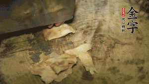 加適量溫水淹沒食材，大火燉至水沸后再小火慢燉1小時，出鍋前10分鐘加枸杞。（焯過水后的豬蹄不應(yīng)再用涼水，用溫水燉煮更容易軟爛。也可以用高壓鍋或者有煲湯功能的電飯煲，省時又便于入味。）