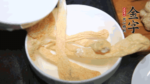 竹蓀淡鹽水泡發(fā)后，剪去菌蓋頭（封閉的一端），切成小段。生姜切片，蔥切段備用。