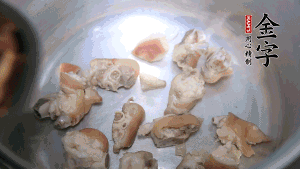 煎至兩面略金黃時，加適量熱水燉至奶白。