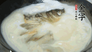 然后加竹蓀段、姜片、枸杞、火腿片，以少量鹽、黃酒調(diào)味，大火燉煮10分鐘。