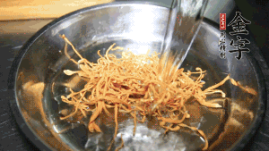 蟲草花用涼水浸泡10分鐘，干香菇溫水泡發(fā)至軟去蒂備用。蓮子、紅棗也可一同清洗干凈。
