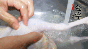 土雞處理干凈。（如果買不到土雞，一般的雞也是可以的，不過需要汆水。溫水下鍋汆燙7分鐘左右，汆燙時需要適時翻動。汆燙雞肉是為了去掉生腥味，也是一次徹底清潔的過程，可以使燉出的湯清爽而不渾濁，鮮香而無異味）