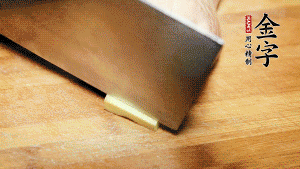 將雞、生姜片、火腿片放入砂鍋中，注入清水淹沒雞身。（燉湯最適宜冷水下鍋，隨著水溫的慢慢升高，原料會充分釋放出營養(yǎng)。）