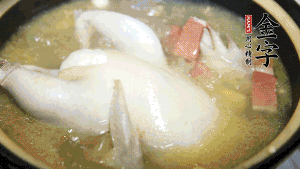 煮沸時加入蟲草花、香菇、紅棗，以料酒調(diào)味繼續(xù)小火燉煮1小時左右。