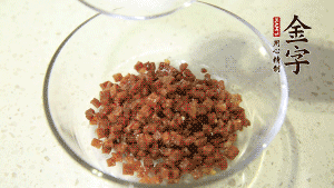 【月餅餡】2．火腿丁、白砂糖、蜂蜜攪拌腌漬2小時(shí)。