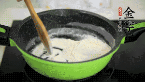 【月餅餡】3．把面粉放入干凈的炒鍋，小火加熱不斷翻炒，至呈微黃色熟透。在腌漬好的火腿丁中加熟面粉，拌勻后，加黃油拌勻揉搓成12個(gè)小球，放冰箱冷藏備用。