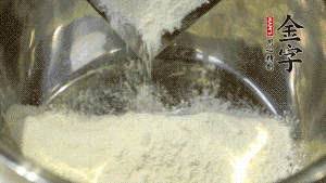 【油皮】1．將油皮材料放入料盆中，緩緩加100ml水，攪拌成雪花片狀。在案板上反復(fù)揉搓成有一定筋度的光潔面團(tuán)，搓成12個(gè)團(tuán)子。