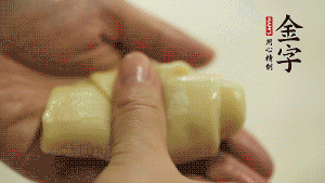 【包月餅】1．面劑兩頭向中間捏緊， 把光滑一面向下，按扁后搟成圓形面皮。餡料放在面皮中心，把餡料包緊，捏緊收口。