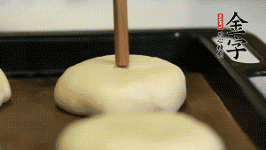 【包月餅】2．收口向下放在案板上，輕輕將月餅坯按扁，用筷子點(diǎn)紅點(diǎn)做裝飾?？鞠漕A(yù)熱至170℃，月餅放在中下層，烤17分鐘左右。