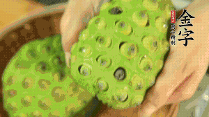 從蓮蓬中取出新鮮蓮子，剝?nèi)ネ鈿ず螅傩⌒膭內(nèi)グ咨∧?。（剝掉白色薄膜的蓮子口感上?huì)更嫩，入口更顯清甜）