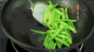 鍋中倒油，油溫7成熱時(shí)，放入四季豆煸炒至變色，然后放入香腸均勻翻炒，加少許清水燜煮1分鐘。