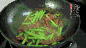 然后再加入鮮蓮子一起翻炒，至熟后加少許鹽調(diào)味就可以了。