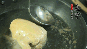 鴿子去毛和內(nèi)臟，處理干凈。大火燒開鍋中的水，放入鴿子汆燙3分鐘，撇清血沫，撈出備用。（為了保證湯色純正，肉類在煲制前要先去除殘留的血水，煲湯時一定要冷水下鍋，這樣肉里的蛋白質(zhì)才可以充分地溶解到湯里，湯的味道才會鮮美。）