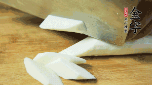 生姜刮去皮切成片，山藥去皮洗凈切成小塊備用。（山藥建議選擇軟糯的鐵棍山藥，口感上更好喲~）