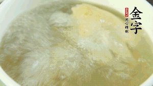 待湯水滾開后，再加入山藥塊，以料酒調(diào)味。