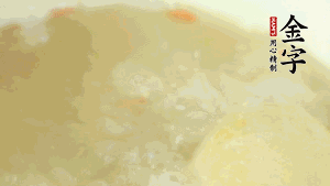 然后再放紅棗、枸杞，調(diào)和湯品味道，小火燉煮1小時。