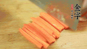 洋蔥、青椒、胡蘿卜切成粒備用。